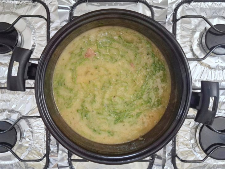 Couve e cheiro-verde adicionados na panela.