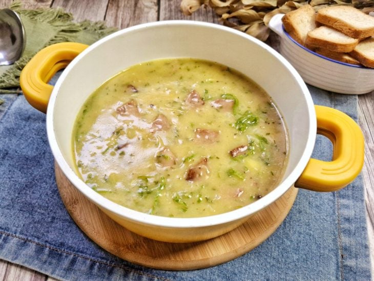 Caldo verde servido em uma panela e pronto para consumo.