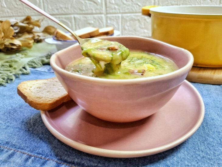 Caldo verde com mandioca pronto para consumo.