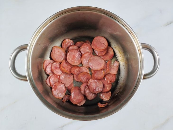 linguiça paio fritando na panela