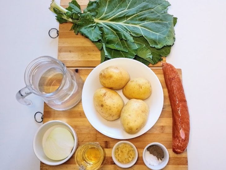 Uma bancada com os ingredientes separados.