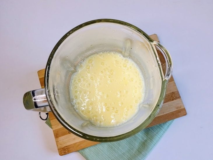 Uma liquidificador contendo creme de batatas.
