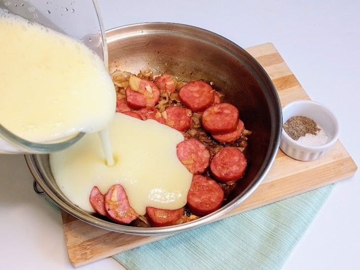 Uma contendo calabresas fritas e creme de batata.