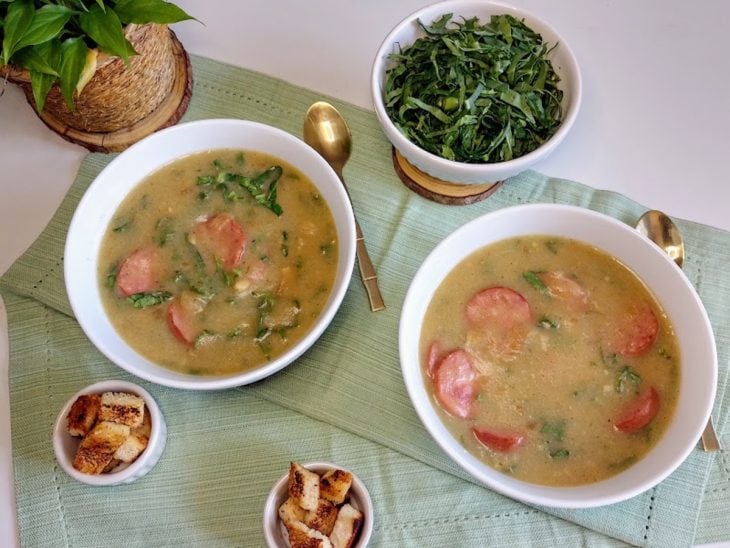 Dois recipientes contendo caldo verde.
