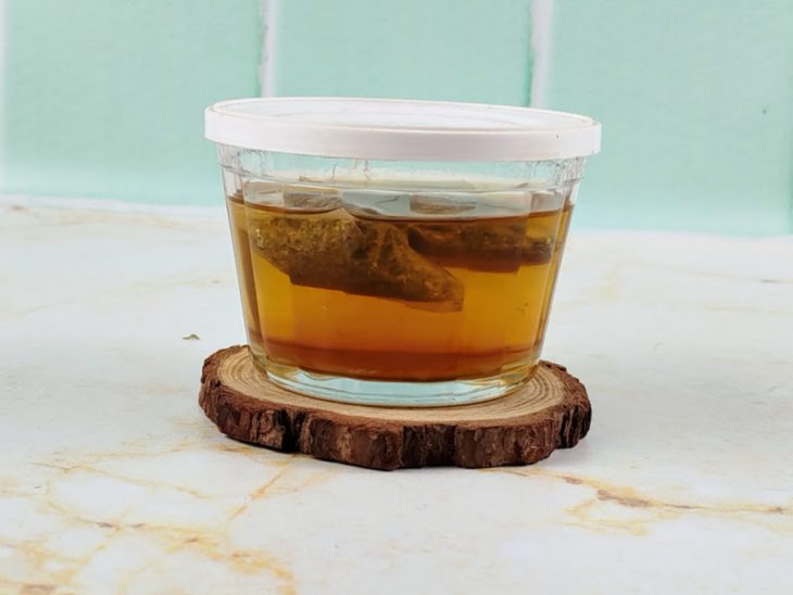 Sachês de chá em infusão.