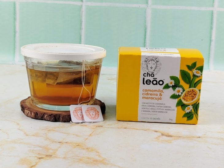 Sachês de chá em infusão.