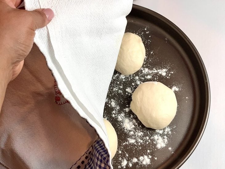 Uma forma contendo as bolinhas de massa.