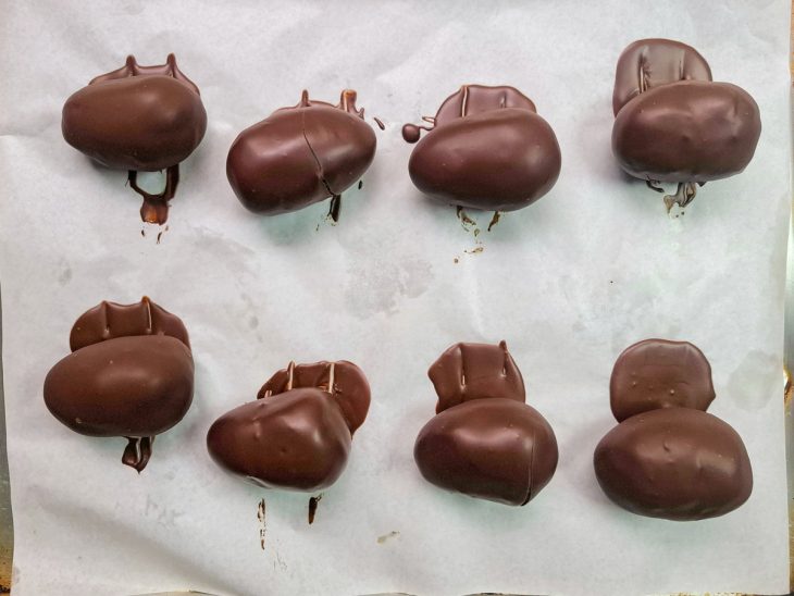 Camafeus mergulhados no chocolate.
