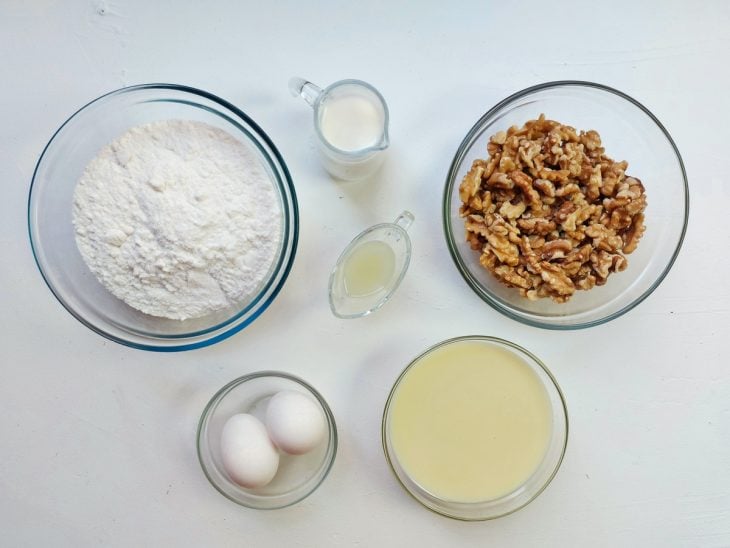 Uma bancada com os ingredientes separados.