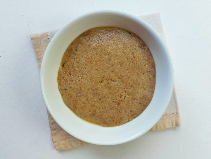 Um recipiente contendo brigadeiro de nozes.
