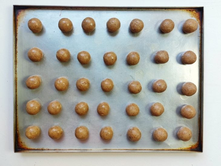 Uma forma com brigadeiros de nozes boleados.