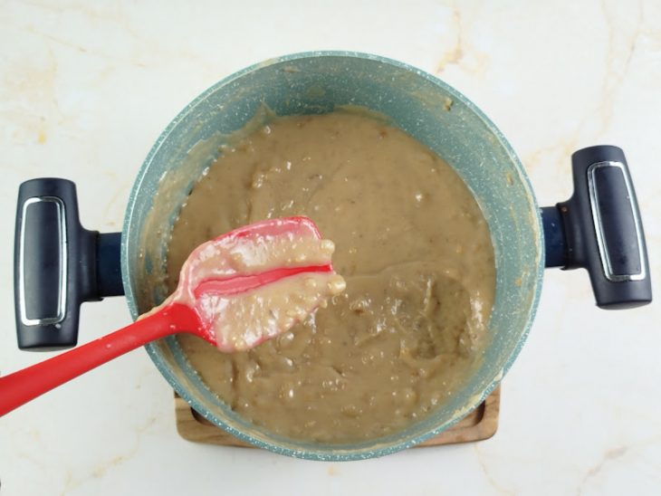 Creme encorpado e brilhante formado na panela.