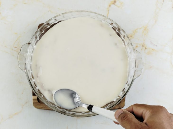 Fondant espalhado sobre o doce.
