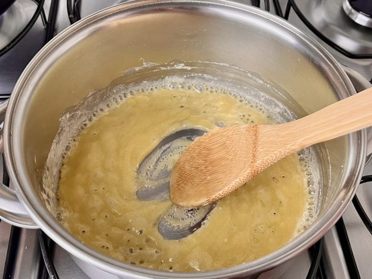 Uma panela contendo a mistura de manteiga e farinha.