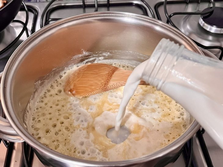 Uma panela contendo a mistura de manteiga, farinha e leite.