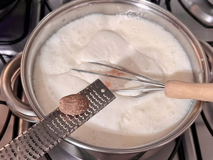 Uma panela contendo creme branco.