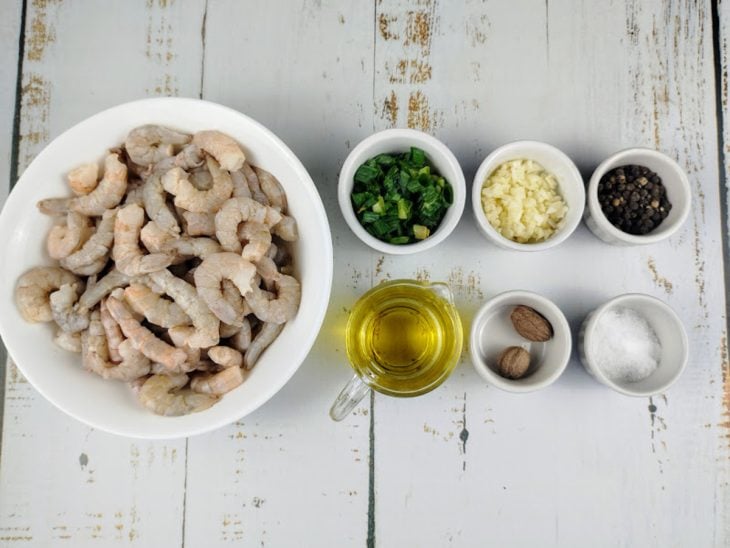 Ingredientes para o camarão ao alho e óleo.