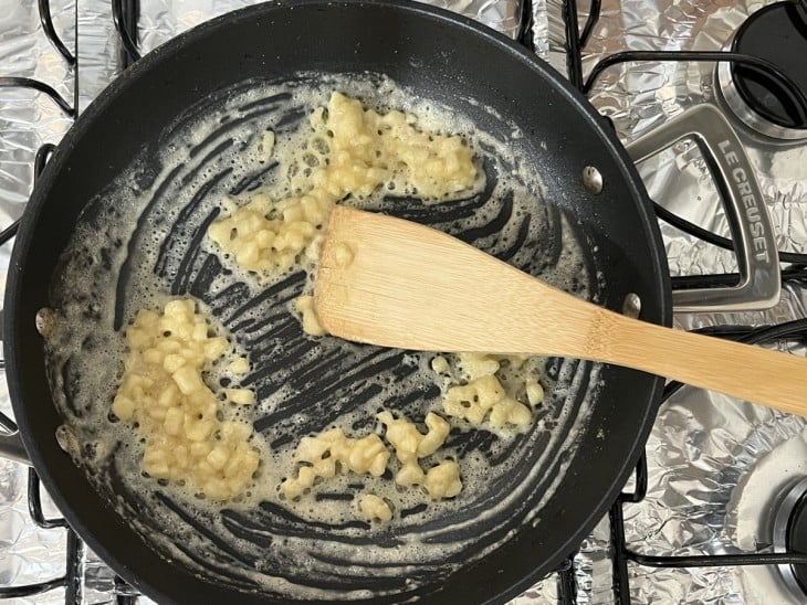 Uma frigideira com temperos e farinha.