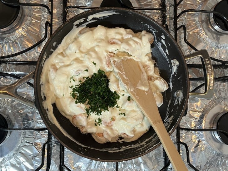 cheiro-verde e a mistura de camarões e catupiry na frigideira.