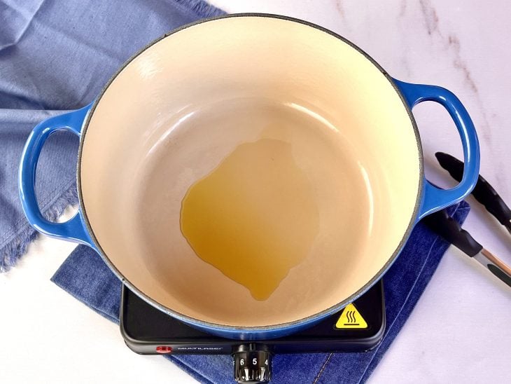 Panela com óleo.