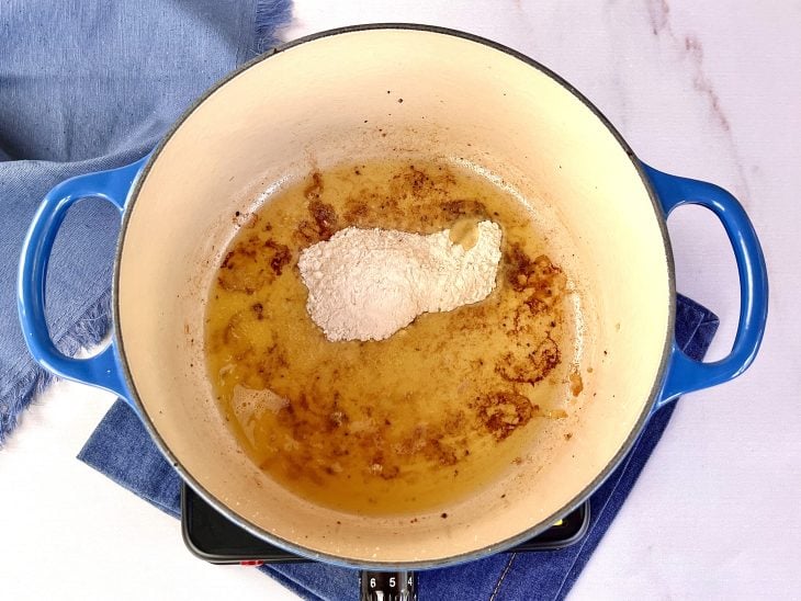 Panela com parte dos ingredientes do molho branco - manteiga e farinha.