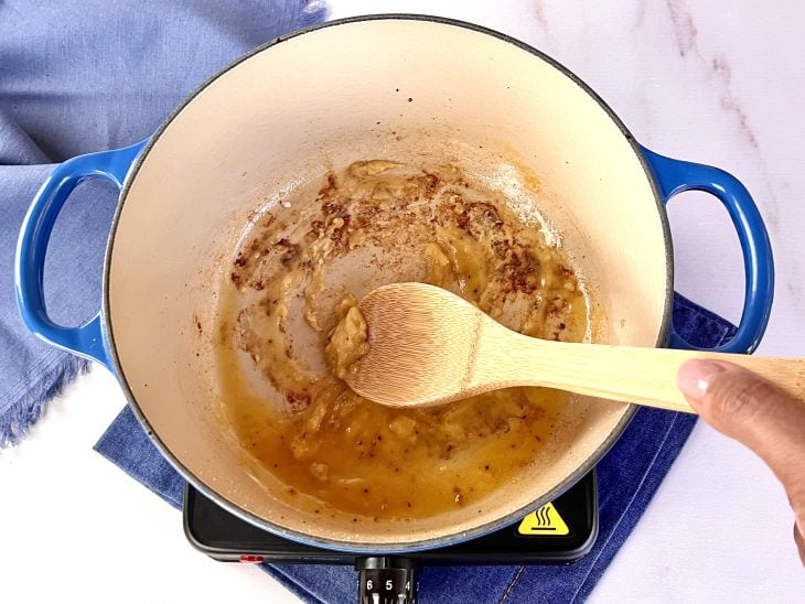 Massa de manteiga e farinha na panela cozinhando.