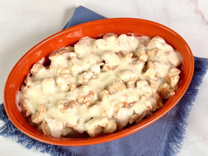 Refratário com a mistura de molho branco, camarão e batatas.