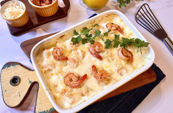 Camarão ao molho branco gratinado com batata