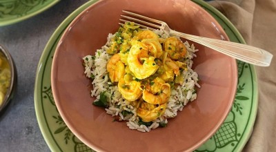 Camarão com curry e leite de coco