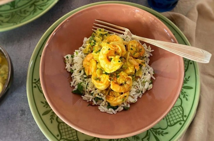 Camarão com curry e leite de coco
