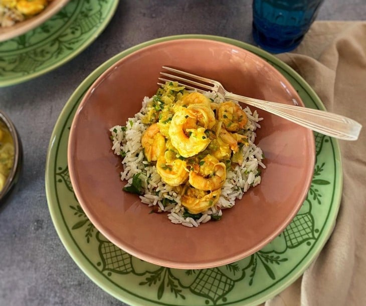 Camarão com curry e leite de coco