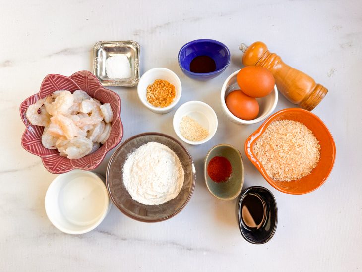 Ingredientes separados sobre a bancada.