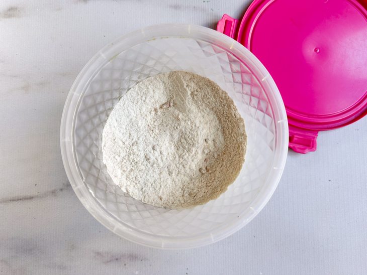 Ingredientes secos misturados na tigela.