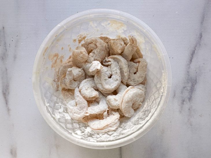 Camarões empanados na farinha.