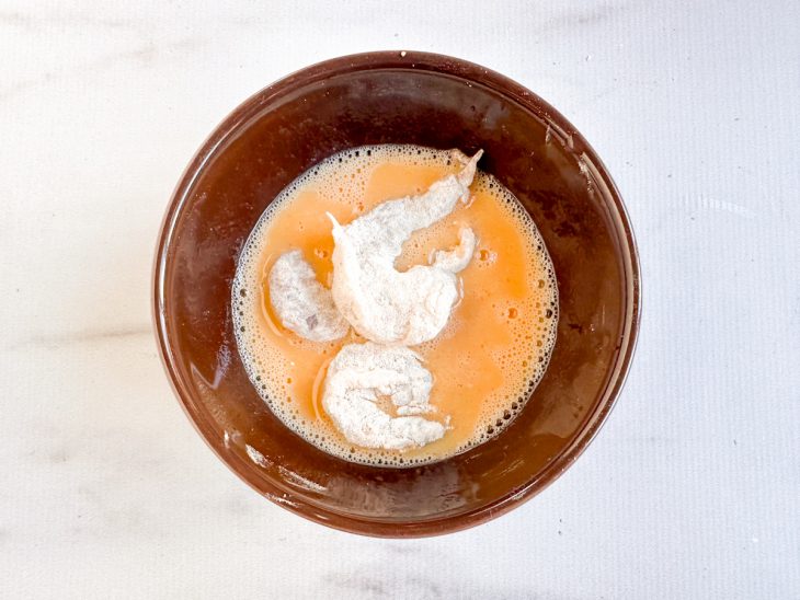 Camarão mergulhado na mistura de ovos.