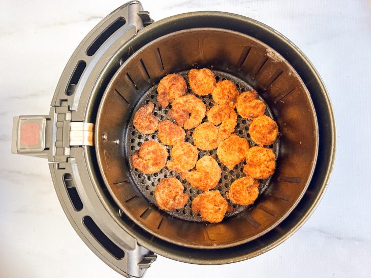 Camarões fritos na air fryer.