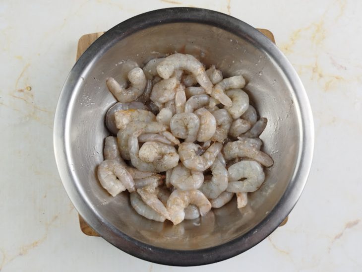 Camarões temperados numa tigela.