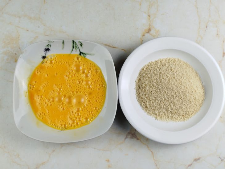 Ovos batidos e farinha panko em pratos.
