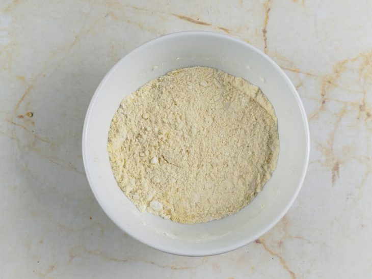 Mistura de farinhas num prato.