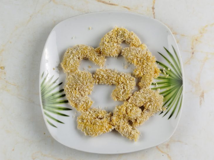 Camarões empanados num prato.