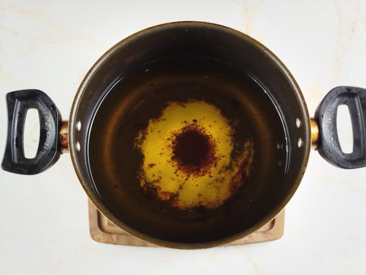 Óleo em uma panela.