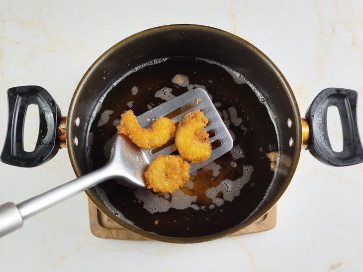 Camarões empanados fritos.