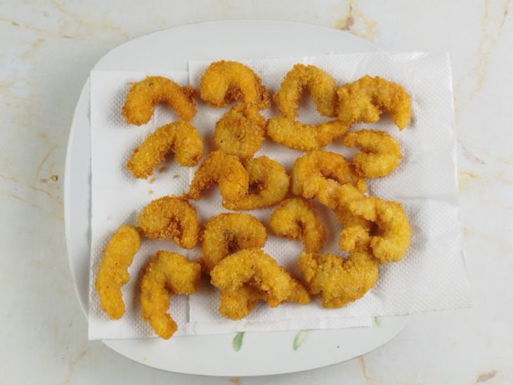 Camarões em um prato com papel toalha.