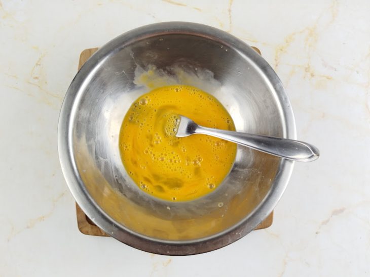 Em outra tigela, os ovos batidos com garfo.