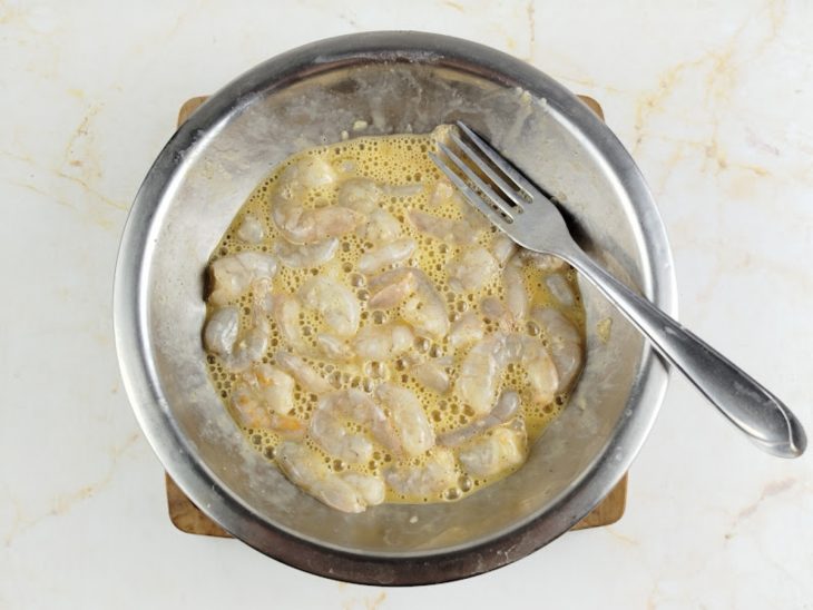 Camarões dentro da tigela com os ovos.