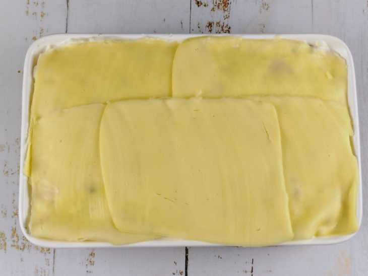 Camarão coberto com queijo na forma.