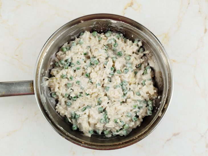 Camarão, presunto e mussarela em cubos sendo incorporados ao arroz cremoso.