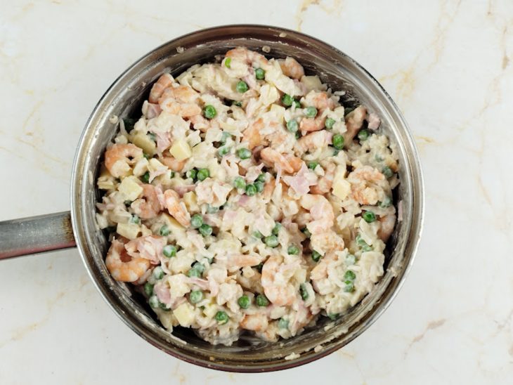 Mistura transferida para refratário redondo formando camada uniforme.