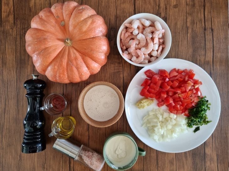 Ingredientes do camarão na moranga reunidos na bancada.