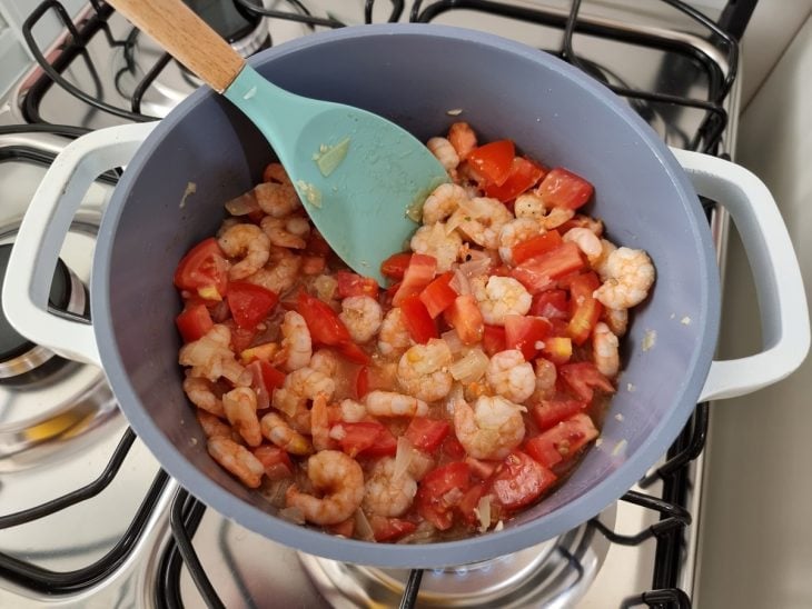 Tomate adicionado à panela com camarões.